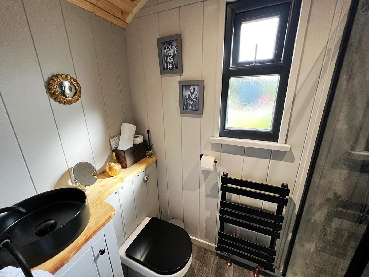 Luxury Shepherd Hut In The Peak District Bakewell Bagian luar foto